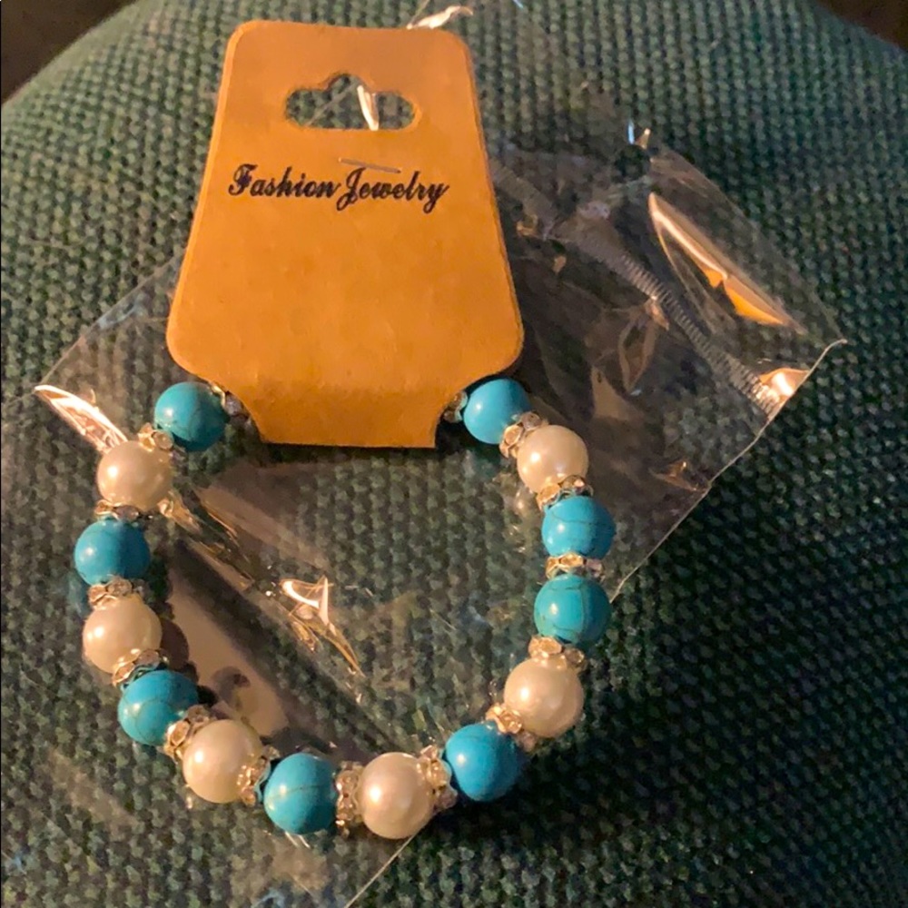 $3 w/ any purchase 💫 NIB Blue & White bracelet